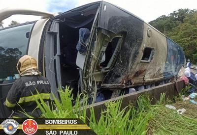 Tombamento de ônibus deixa 5 mortes, 48 vítimas foram socorridas