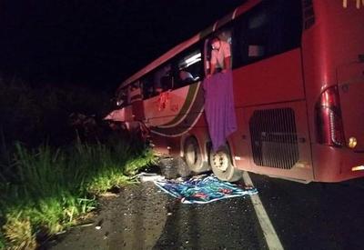 Colisão entre ônibus e caminhão deixa 7 mortos no interior de SP
