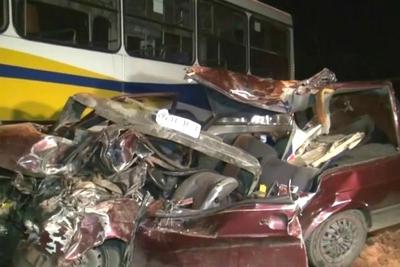 Colisão frontal entre carro e ônibus deixa quatro mortos