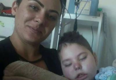 Com filho em coma, entregadora tem moto roubada durante visita em hospital
