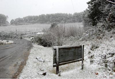 Com onda histórica de frio, cidades do Sul estocam sal para derreter gelo nas vias