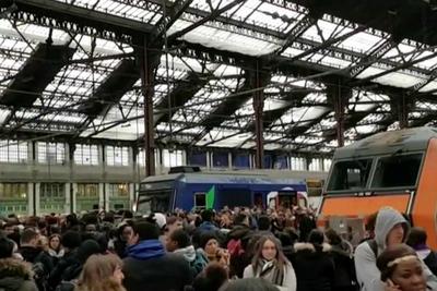 Começa na França greve nos transportes que deve durar três meses