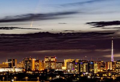 Nasa elege foto de cometa cruzando o céu de Brasília como "imagem do dia"