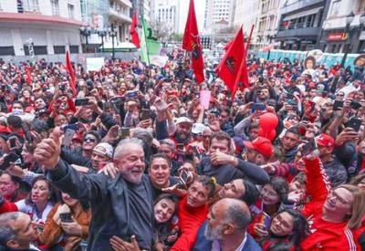 Comício de Lula em Curitiba é chamado de "redenção"