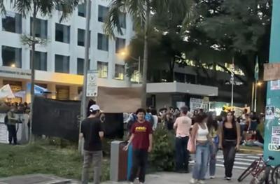 Estudantes invadem e depredam prédio da reitoria da USP durante protesto