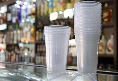 Lei em SP proíbe copos, talheres e pratos de plástico