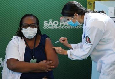 Primeira pessoa vacinada contra a covid-19 no Brasil se filia ao MDB