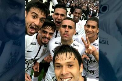 Corinthians recupera tranquilidade na liderança após vitória polêmica sobre o Palmeiras