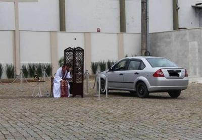 Coronavírus: padre faz confissões em "drive thru" em Santa Catarina