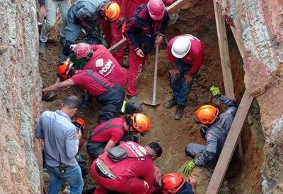 Deslizamento de terra deixa três pessoas soterradas na Grande São Paulo