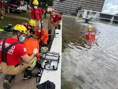 Homem morre afogado em espelho d'água em frente à sede do governo do DF