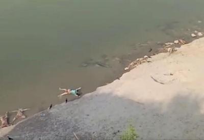 Índia: em meio a recorde de mortes por covid, corpos flutuam no Ganges