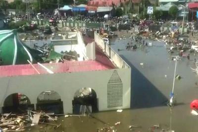 Corpos das 844 vítimas de tsunami na Indonésia começam a ser enterrados