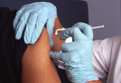Covid-19: Voluntários brasileiros começam a receber doses de vacina britânica