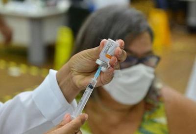 São Paulo suspende vacinação contra a covid nesta 3ª por falta de doses