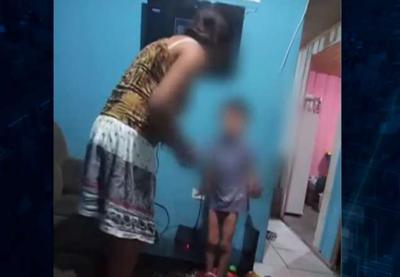 Criança de oito anos é espancada pela mãe em vídeo divulgado na internet