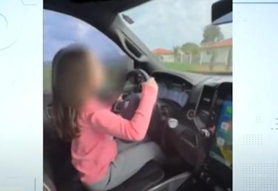 Imprudência: criança de 6 anos dirige caminhonete gigante