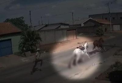 Criança fica com pé preso em estribo e é arrastada por cavalo em Goiás