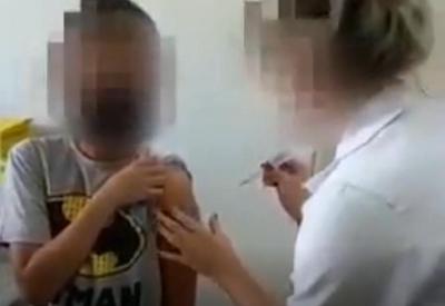 Enfermeira aplica "vacina de vento" em criança no interior de SP