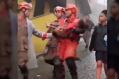 Vídeo: após 16h soterrada, criança é resgatada com vida de escombros de casa que desabou no RJ