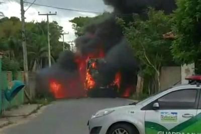 Criminosos gravam ataque a ônibus em Fortaleza