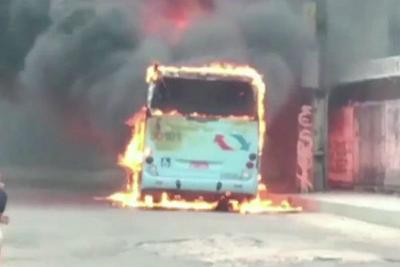 Criminosos incendeiam ônibus e atacam prédios públicos em Fortaleza