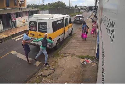 Van escolar é tomada por criminosos e usada em ataque a tiros em João Pessoa (PB)