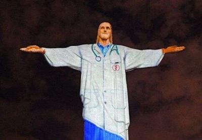 Cristo Redentor se veste de médico para homenagear os profissionais da saúde