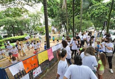 Pais e mães de crianças protestam contra adiamento de aulas em BH