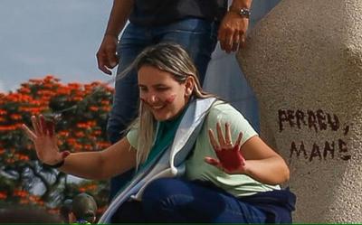 Ministros formam maioria para condenar mulher que pichou estátua do STF a 14 anos de prisão 