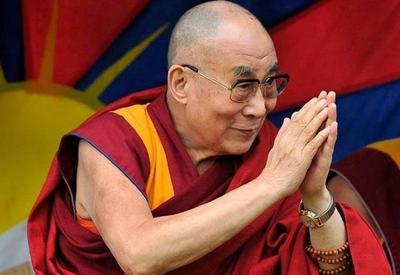 Dalai Lama pede diálogo e diz que reza pela paz na Ucrânia