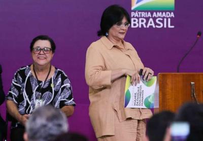 Damares Alves anuncia criação de "Sala Rosa" em todas as delegacias em 2020