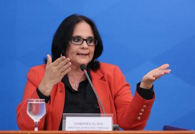 "Prioridade é vacina ou absorvente?", diz Damares após veto de Bolsonaro