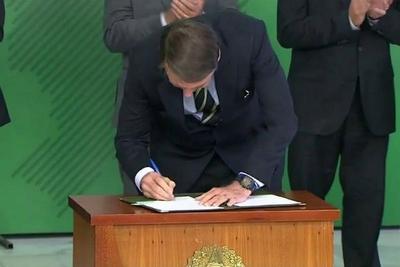 Decreto de posse de armas é assinado pelo presidente Jair Bolsonaro 