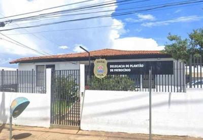 Grávida de 8 meses pula muro para furtar casa em Minas Gerais