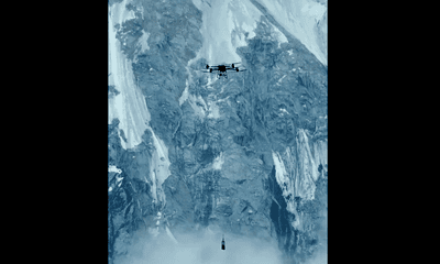 Drone faz "delivery" no Monte Everest; veja vídeo