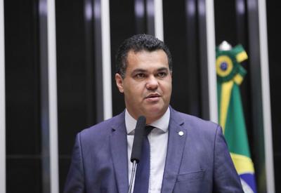 Deputado federal é alvo de operação da PF e tem celular apreendido em Salvador 