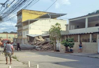 Defesa civil faz perícia em escombros no prédio que desabou na Baixada Fluminense