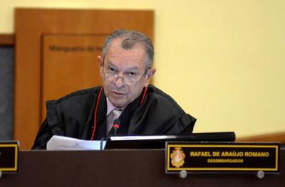 Desembargador aposentado condenado por estupro se entrega à polícia no Amazonas