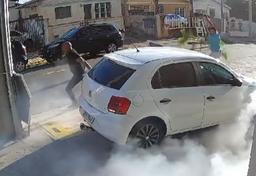 Homem atropela e agride ex-companheira em rua de Campinas (SP)