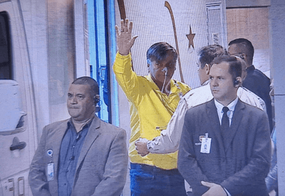 Bolsonaro desembarca em Brasília e chega em hospital para continuar tratamento