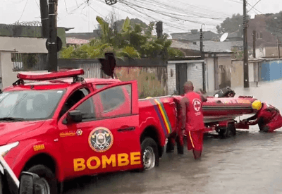 Chuva forte faz rio inundar e coloca Pernambuco em estado de alerta