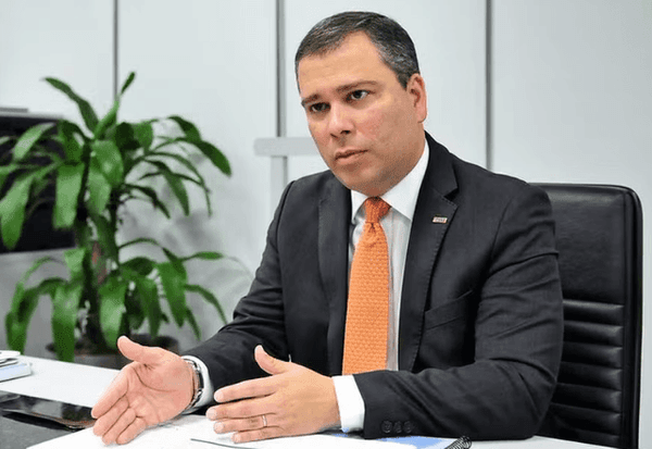 Imagem da notícia: Ex-presidente do BRB troca defesa e quer negociar delação