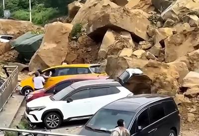 VÍDEO: Deslizamento de terra atinge carros em Taiwan