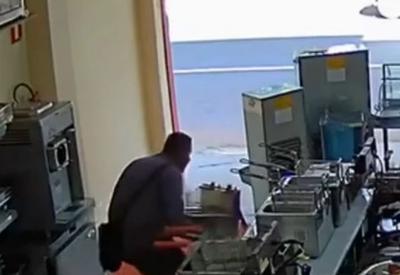 Homem é flagrado roubando fritadeira de loja em Ribeirão Preto (SP)