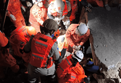 Criança morre e duas pessoas ficam feridas após casa desabar no Rio de Janeiro