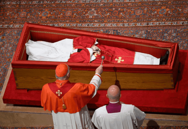 Caixão do Papa Francisco é fechado no Vaticano