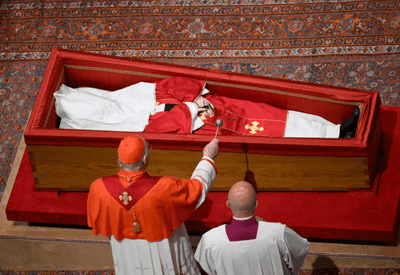 Caixão do Papa Francisco é fechado no Vaticano