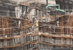 imagem da notícia Trabalhadores ficam pendurados em andaime sobre tanque industrial no litoral SP
