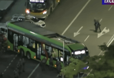Homem sequestra ônibus e faz motorista refém próximo ao terminal Itaquera em São Paulo